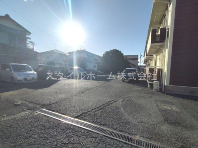 プロヴァンス美園の駐車場