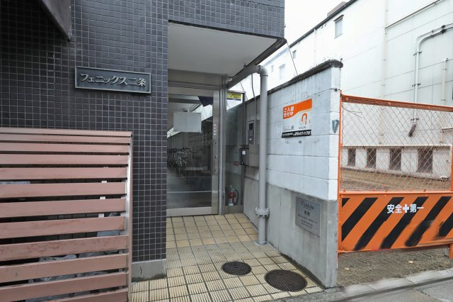 フェニックス二条のエントランス