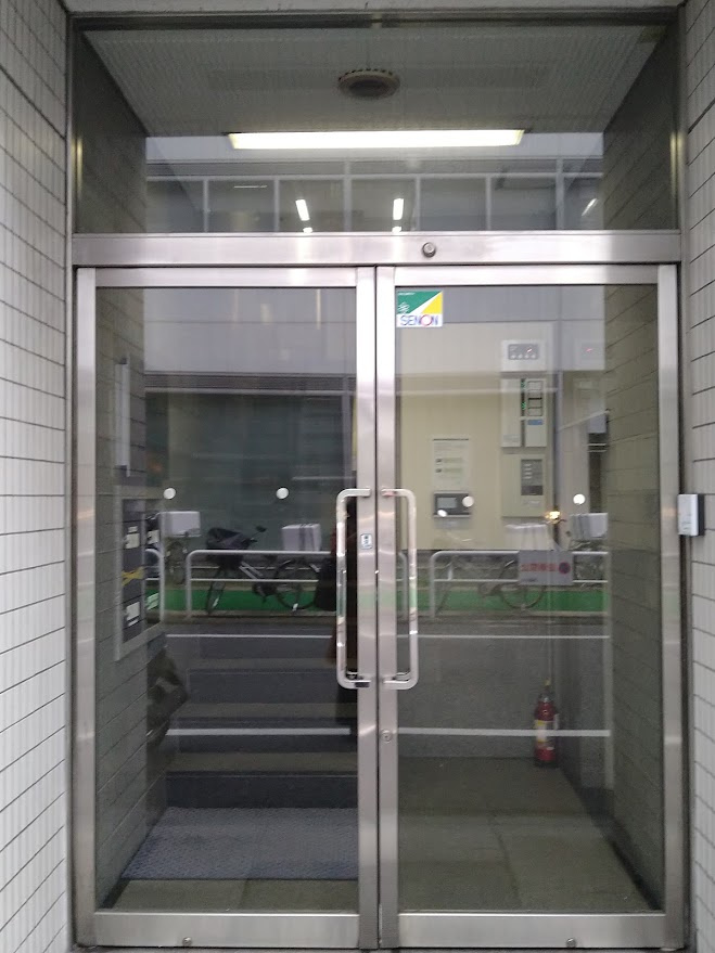 八丁堀プラレールビルのエントランス