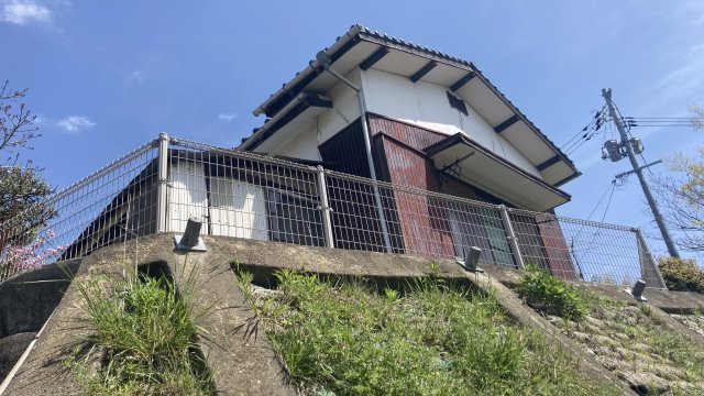下松市東豊井中古住宅の外観|崖下からの外観