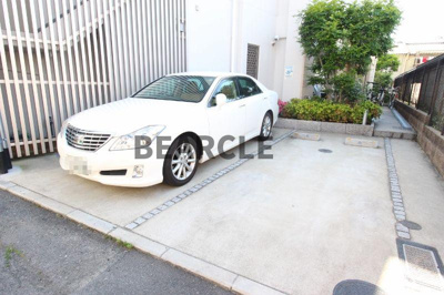 【駐車場】 | ソレイユ深草 | 駐車場があるので、車を買う予定の方も安心です