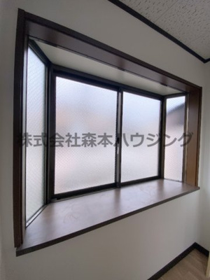 【内装】 | 　サニーメイト | 出窓が明るくしてくれます