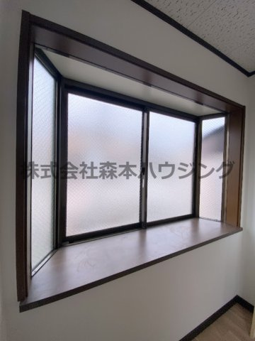 【内装】 | 　サニーメイト | 出窓が明るくしてくれます