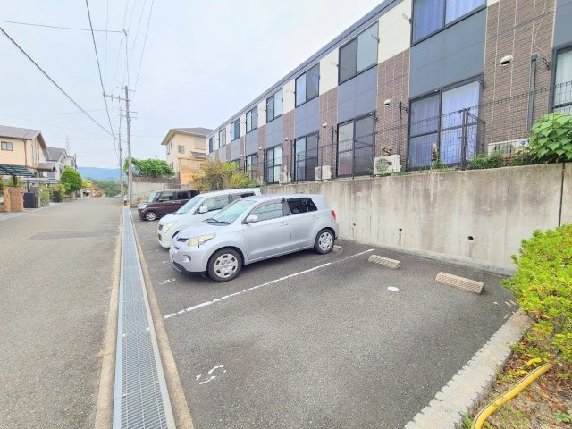 レオパレス上田原の駐車場