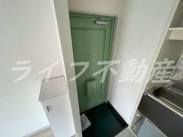 にしのハイツ花園の玄関