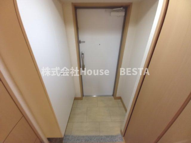 カスタリア三宮の玄関