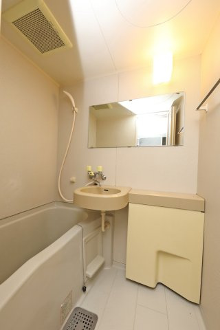 万寿寺ビルの浴室