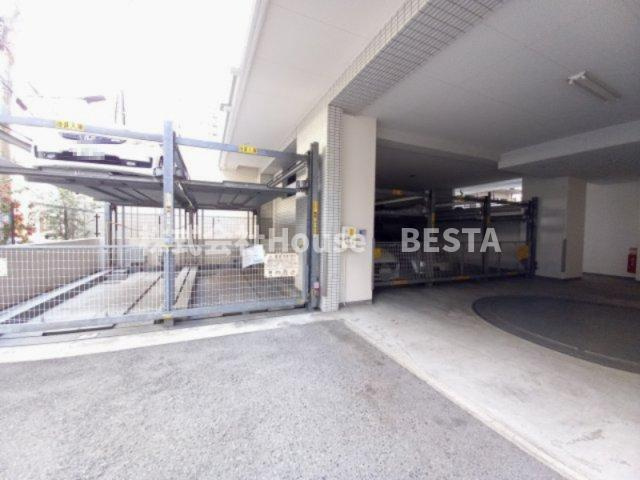 カスタリア三宮の駐車場