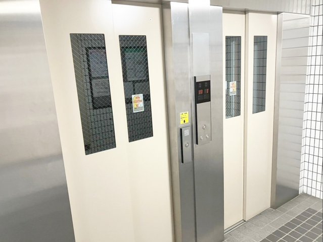 MAC箱崎コートのエントランス|エレベーターは2基あるので、込み合う時間帯も安心ですね！