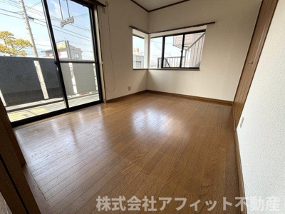 【居間・リビング】 | ミレニアム桒田 | 南側の洋室6帖
