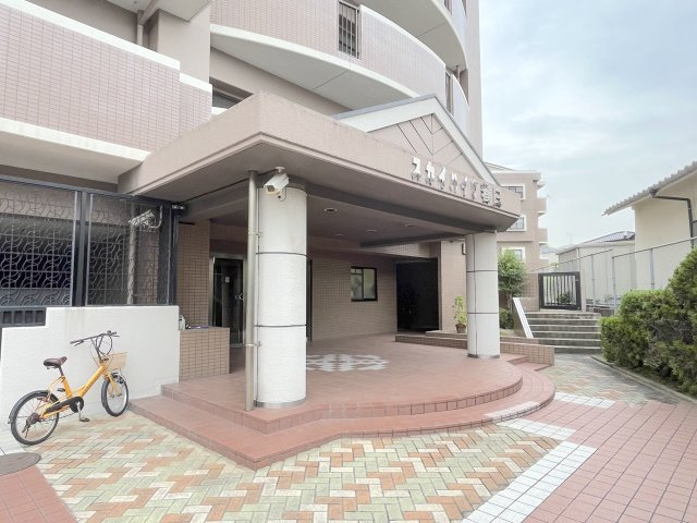 スカイハイツ春日I番館のエントランス