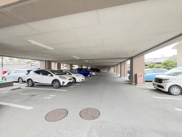 スカイハイツ春日I番館の駐車場