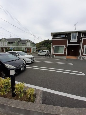 ルミエールⅢの駐車場|車をお持ちの方に嬉しい駐車場付きの物件です