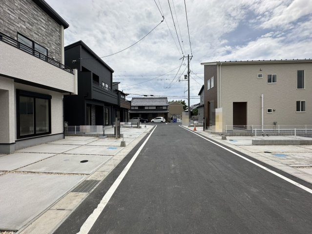 ◆全１５区画新築分譲地◆ゆったり３ＬＤＫ◆並列駐車２台可能◆ブルーミングガーデン大津市下阪本４丁目の前面道路含む現地写真|前道
