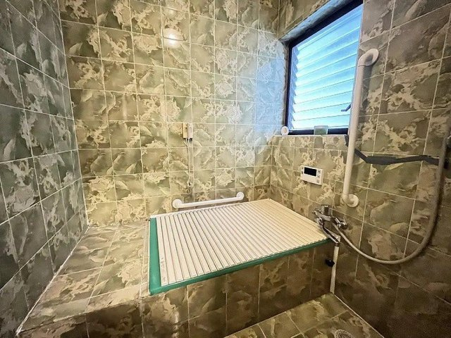 山之上5丁目　中古一戸建ての浴室|浴室　窓付き■物件内覧・資金計画相談・住宅ローン相談、リフォーム相談、お問合せ受付中■
※当日・翌日のご内覧、ご相談はお電話でのお問合せがスムーズです！