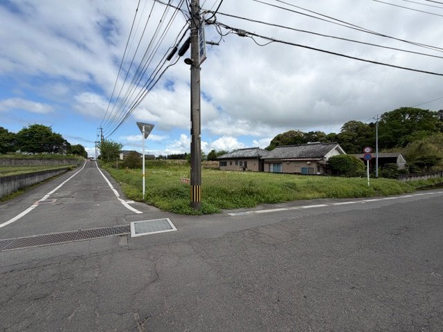都城市野々美谷町の売地の前面道路含む現地写真