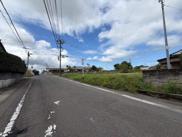 都城市野々美谷町の売地の前面道路含む現地写真