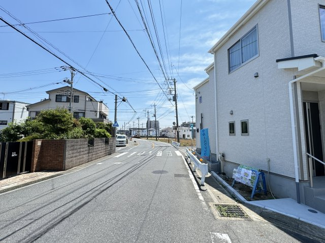 三郷市戸ケ崎4丁目新築戸建【吹上小学校：３分】の前面道路含む現地写真|北側前面道路・幅員約7ｍ