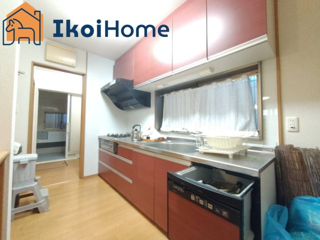 明石市鳥羽　中古一戸建のキッチン|壁付け配置のキッチンはLDKを広く活用できてとても開放感のがありコミュニケーションが取りやすいです♪