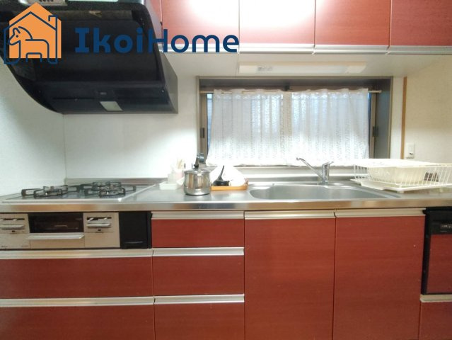 明石市鳥羽　中古一戸建のキッチン|●年中無休・当日予約可●　三口コンロには火口にＳＩセンサーを搭載し、安全機能を搭載。