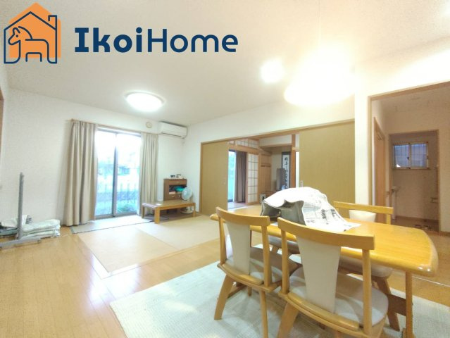 明石市鳥羽　中古一戸建の居間・リビング|フロアーコーティング・エアコン・壁掛けテレビ・などを住宅ローンに組込む事も可能です