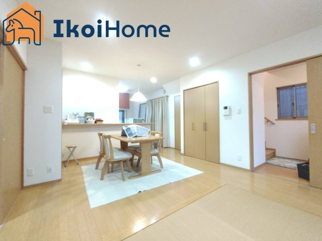 明石市鳥羽　中古一戸建の居間・リビング|●年中無休・当日予約可●　落ち着いた雰囲気のリビングで観葉植物等のインテリアも自分好みに楽しめます♪