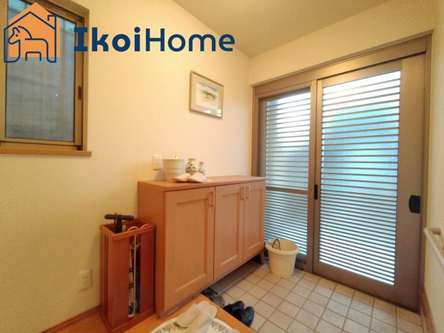 明石市鳥羽　中古一戸建の玄関|●年中無休・当日予約可●　玄関にはシューズボックスが完備されています。