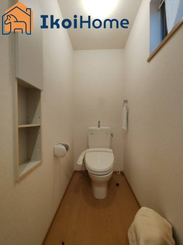 明石市鳥羽　中古一戸建のトイレ|●年中無休・当日予約可●　1階・2階ウォッシュレット付のお手洗い。汚れが落ちやすく、節水タイプです