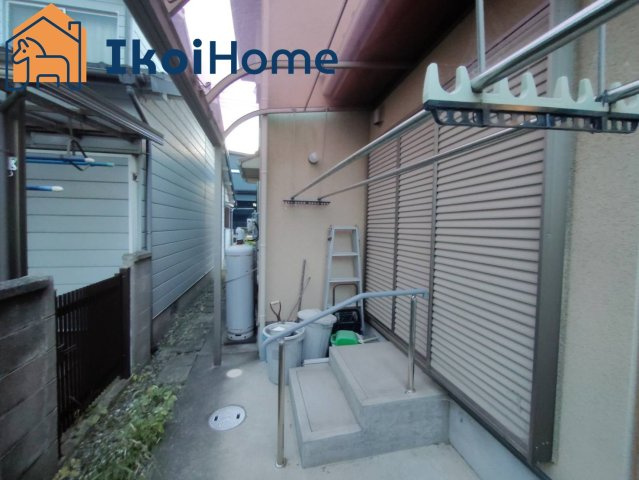 明石市鳥羽　中古一戸建のバルコニー|●年中無休・当日予約可●　お洗濯干場は、屋根があり小雨程度なら濡れず安心です