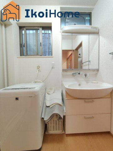 明石市鳥羽　中古一戸建の洗面所|●年中無休・当日予約可●　お化粧をする時に便利な３面鏡。ハンドシャワー水栓で掃除も朝シャンも楽々。