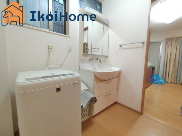 明石市鳥羽　中古一戸建の洗面所|●年中無休・当日予約可●　お化粧をする時に便利な３面鏡。ハンドシャワー水栓で掃除も朝シャンも楽々。