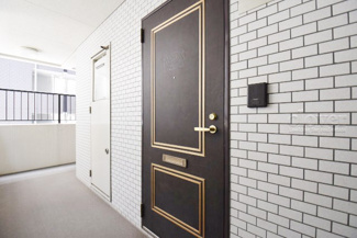 【その他共用部分】 | 皆様をお迎えする、お部屋の玄関ドア。開けやすさや開放角度、ドアノブの操作しやすさや鍵の形状などを、現地で一度ご確認ください。～即日のご見学可能～　お問合せはお気軽にどうぞ。