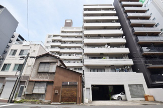 【外観】 | 手入れの行き届いた外壁やエントランスなど、「見ればわかる」レベルで清潔感を保ったマンションです。築年数を感じさせない姿で皆様をお出迎えします。～即日のご見学可能～　お問合せはお気軽にどうぞ。