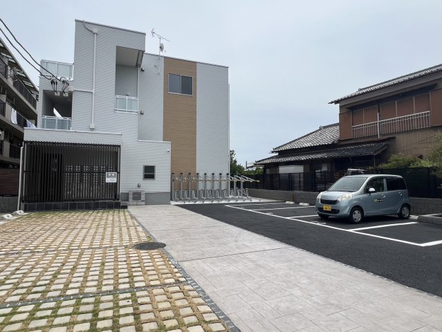 ヴィラ原木中山の駐車場