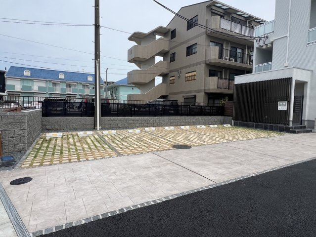 ヴィラ原木中山の駐車場