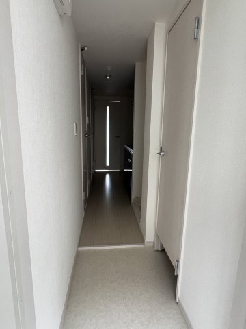 ヴィラ原木中山の玄関