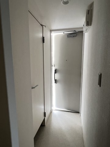 ヴィラ原木中山の玄関