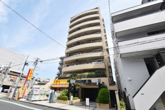 【外観】 | 手入れの行き届いた外壁やエントランスなど、「見ればわかる」レベルで清潔感を保ったマンションです。築年数を感じさせない姿で皆様をお出迎えします。～即日のご見学可能～　お問合せはお気軽にどうぞ。