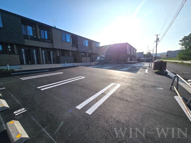 リヴェール カナデ Bの駐車場