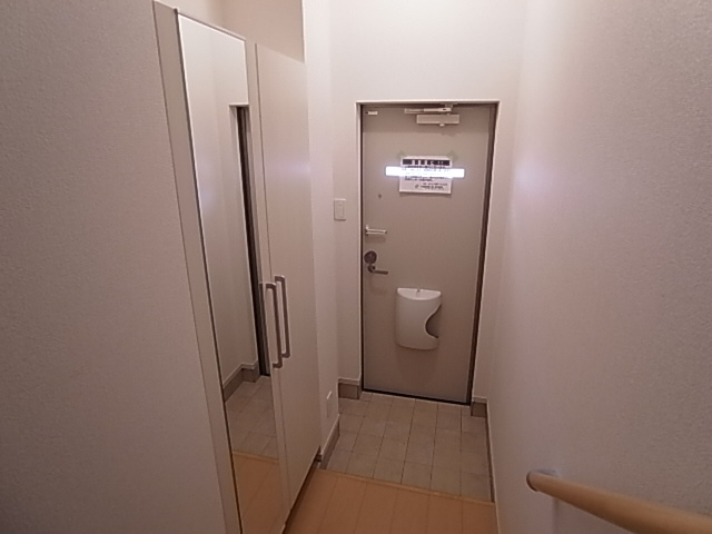 神戸市須磨区離宮前町１丁目のアパートの玄関|シューズボックス付き玄関