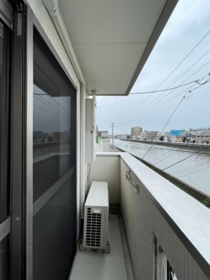 【バルコニー】 | ピュア箱崎東八番館 | 別号室の写真になります。現況優先。