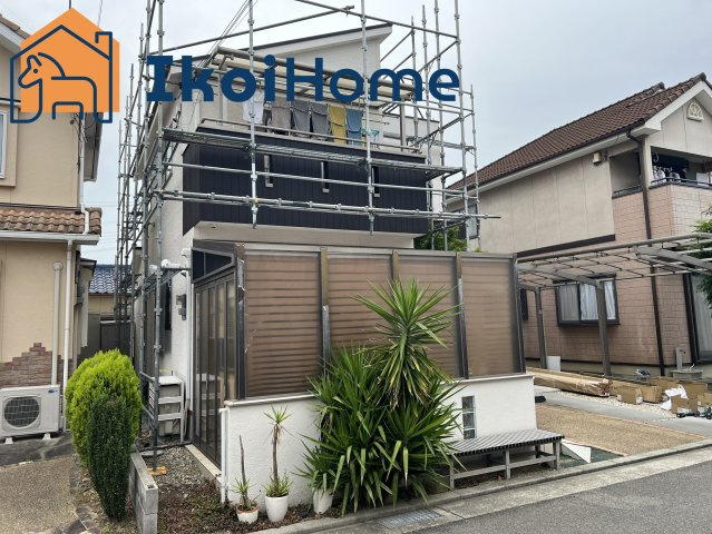 明石市魚住町清水　中古一戸建の駐車場|全室洋室で室内はきれいにお使いです。EV用急速充電設備もあります。3台駐車可能です◎