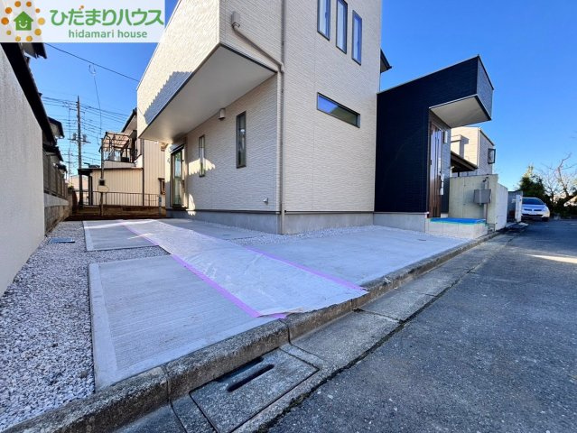 鴻巣市鴻巣　新築戸建01の駐車場|2台駐車可能なので、
急な来客にも安心です！！		
