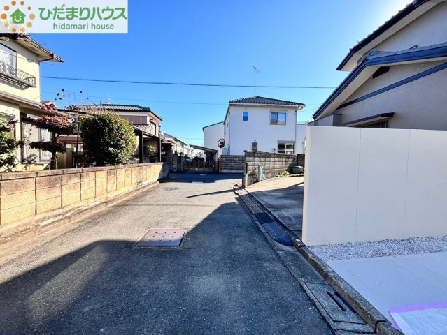 鴻巣市鴻巣　新築戸建01の前面道路含む現地写真|バス停まで徒歩5分なので、
通勤・通学も便利ですね♪