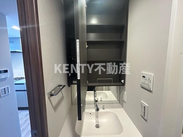 【独立洗面台】 | ルフォンプログレ品川戸越 | 独立洗面台、小物を置くことができて便利です