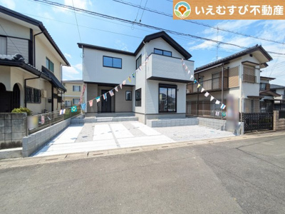 【駐車場】 | Zut PLUS　比企郡嵐山町13期 | 並列3台駐車可能なゆとりのカースペース
複数台車をお持ちでも、お友達が遊びに来てもゆとりの駐車スペース！