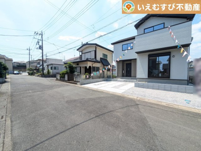 【前面道路含む現地写真】 | Zut PLUS　比企郡嵐山町13期 | 充分な広さの6ｍ前面道路
間口が広くお車の出し入れも問題なく行えるスペースが確保されています♪