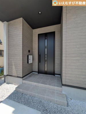 【エントランス】 | Zut PLUS　比企郡嵐山町13期 | 落ち着いた色づかいのエントランス
駐車場からアクセスの良いエントランス。雨の日や荷物が多くても安心の動線♪