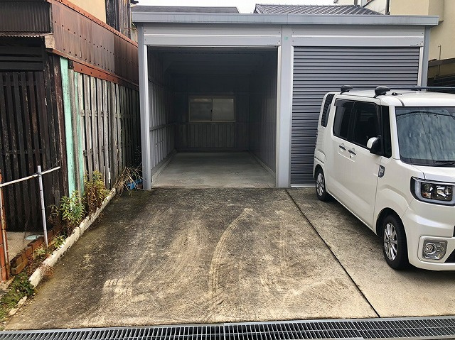 西村シャッター付きガレージ倉庫の外観|小型車でしたら駐車可能です。