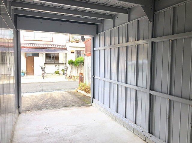 西村シャッター付きガレージ倉庫の内装